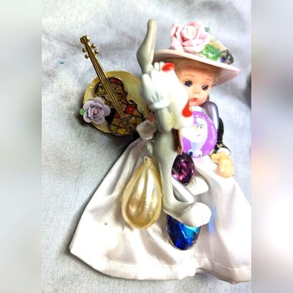 Wendy Gell hilarious Barrette doll in white dress with Duffy Duck Swarovski pear - Picture 2 of 3